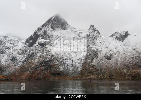 Kajakfahren auf Reinefjorden in Lofoten. Stockfoto