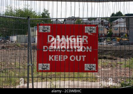 Gefahr Abriss Halten Sie das Schild an der Metallzäunung auf der Baustelle ab. West Midlands. GROSSBRITANNIEN Stockfoto