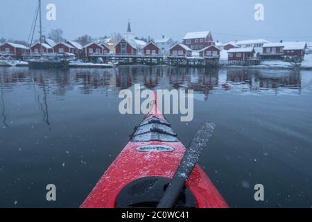 Kajakfahren im arktischen Dorf reine. Stockfoto