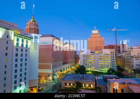 Skyline von San Antonio, einschließlich Hotel Contessa, Westing Riverwalk, Drury Plaza Hotel und Tower Life Building bei Sonnenaufgang in der Innenstadt von San Antonio, Te Stockfoto