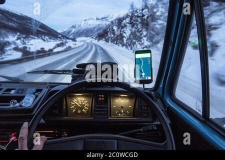 Ein Vanagon 4x4 auf Eisstraßen. Stockfoto