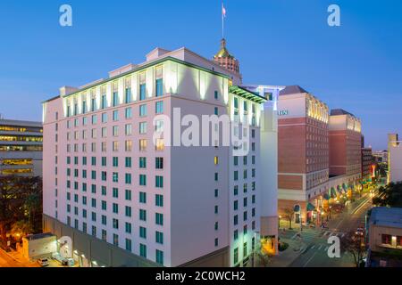 Skyline von San Antonio, einschließlich Hotel Contessa, Westing Riverwalk und Tower Life Building bei Sonnenaufgang in der Innenstadt von San Antonio, Texas, USA. Stockfoto