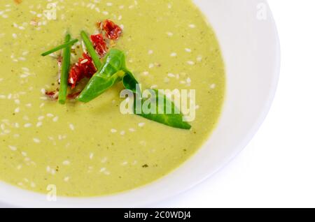 Kalte Gurken-Suppe mit Sesam Stockfoto