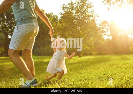 Vatertag. Vater spielt mit seiner Tochter im Sommerpark. Stockfoto