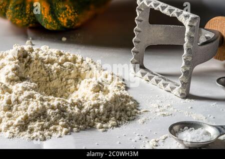 Mehl und Ravioli drücken Stillleben. Stockfoto