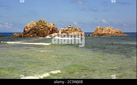 Schöne große Granitfelsen auf Cousin Island im Indischen Ozean. Seychellen. Stockfoto