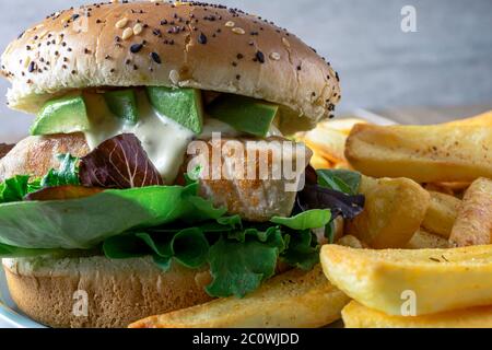 Gegrilltes Thunfisch-Steak-Sandwich. Stockfoto