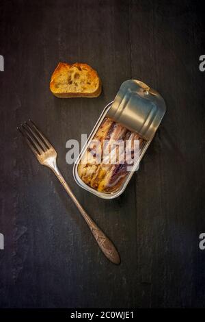 Offene Dose Sardinen. Draufsicht. Stockfoto