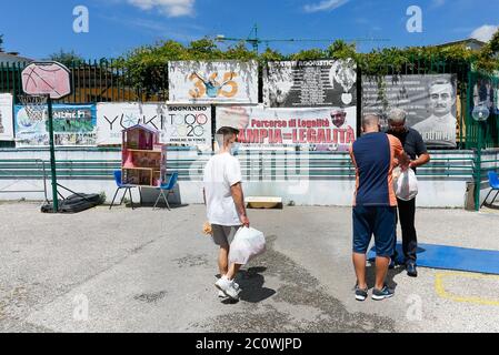 Neapel, KAMPANIEN, ITALIEN. Juni 2020. 13/06/2020 Neapel, Scampia Distrikt noch heute hilft der Meister von Judo Giovanni Maddaloni mit einem wöchentlichen Shopping die weniger wohlhabenden im Distrikt nördlich von Neapel berühmt für Grie's Erie TV Credit: Fabio Sasso/ZUMA Wire/Alamy Live News Stockfoto