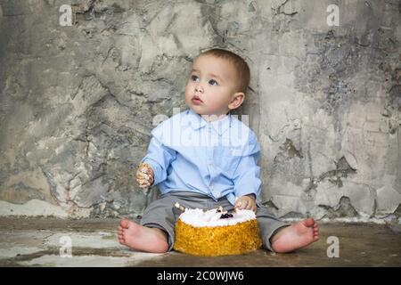 Liebenswert Baby zerschlagen Kuchen Stockfoto