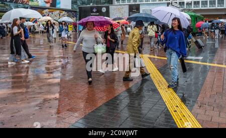Fußgängermassen am berühmten Hachiko-Platz in Shibuya, Tokio, Japan. Stockfoto