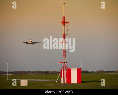 Flughafen Funkturm und Landeplatz im Hintergrund Stockfoto