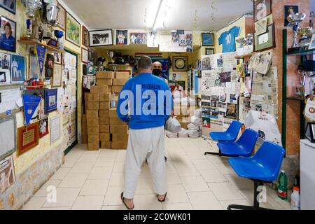 Neapel, KAMPANIEN, ITALIEN. Juni 2020. 13/06/2020 Neapel, Scampia Distrikt noch heute hilft der Meister von Judo Giovanni Maddaloni mit einem wöchentlichen Shopping die weniger wohlhabenden im Distrikt nördlich von Neapel berühmt für Grie's Erie TV Credit: Fabio Sasso/ZUMA Wire/Alamy Live News Stockfoto