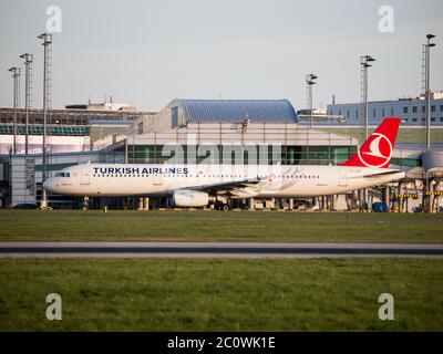 PRAG, TSCHECHISCHE REPUBLIK - CA. APRIL 2015: Turkish Airlines Airbus A321 rollt im april 2015 auf dem Vaclav Havel Airport Prag PRG Stockfoto