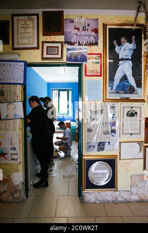 Neapel, KAMPANIEN, ITALIEN. Juni 2020. 13/06/2020 Neapel, Scampia Distrikt noch heute hilft der Meister von Judo Giovanni Maddaloni mit einem wöchentlichen Shopping die weniger wohlhabenden im Distrikt nördlich von Neapel berühmt für Grie's Erie TV Credit: Fabio Sasso/ZUMA Wire/Alamy Live News Stockfoto