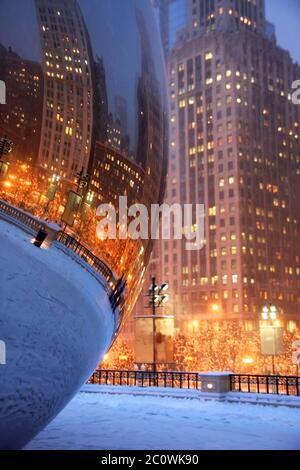 Chicago, Illinois, USA - 16. Dezember 2008. Chicago Wolkenkratzer Lichter rund um Millennium Park während der schönen verschneiten Winternacht. Stockfoto