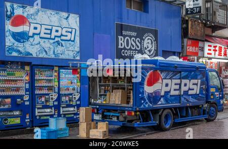 Pepsi Lieferwagen mit Verkaufsautomat in der Shibuya Street, Tokyo, Japan Stockfoto