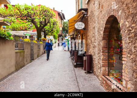 SIRMIONE, Italien - 12 April 2019: Souvenir shop in der Stadt Sirmione am Gardasee in Italien. Stockfoto