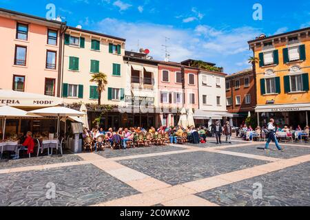 SIRMIONE, Italien - 12 April 2019: Street Cafe im Zentrum der Stadt Sirmione am Gardasee in Italien. Stockfoto