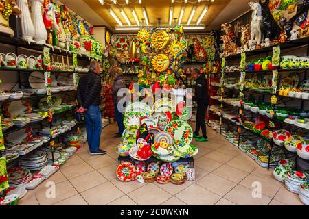 MALCESINE, ITALIEN - 13. APRIL 2019: Souvenirladen in der Stadt Malcesine, die am Gardasee in Italien liegt Stockfoto