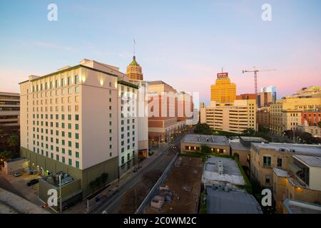 Skyline von San Antonio, einschließlich Hotel Contessa, Westing Riverwalk, Drury Plaza Hotel und Tower Life Building bei Sonnenaufgang in der Innenstadt von San Antonio, Te Stockfoto