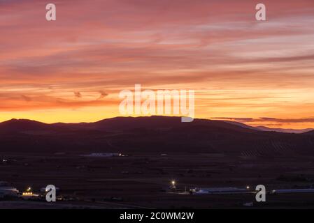 Wolkiger Himmel mit intensiven blauen und roten Farben und Platz für Text Stockfoto