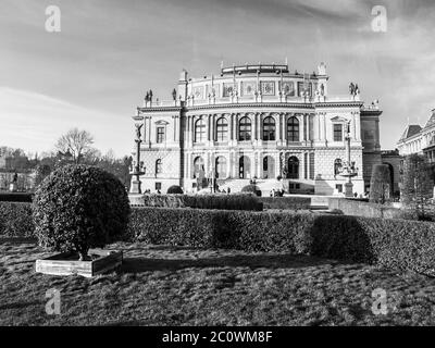 Rudolfinum - Neorenaissance-Gebäude und Sitz der Tschechischen Philharmonie, Prag, Tschechische Republik. Schwarzweiß-Bild. Stockfoto