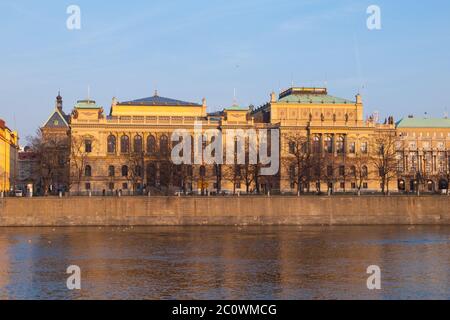 Das Rudolfinum - Neorenaissance-Gebäude an der Moldau ist Sitz der Tschechischen Philharmonie, Prag, Tschechische Republik Stockfoto