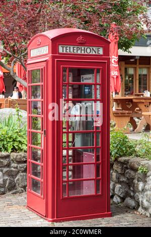 Swisscom öffentliches Telefon in klassischer roter Telefonzelle Stockfoto