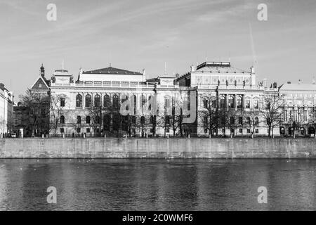 Das Rudolfinum - Neorenaissance-Gebäude an der Moldau ist Sitz der Tschechischen Philharmonie, Prag, Tschechische Republik. Schwarzweiß-Bild. Stockfoto