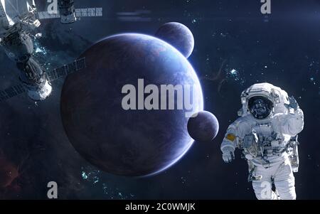 Astronaut und Raumstation auf dem Hintergrund von tiefen Planeten Stockfoto