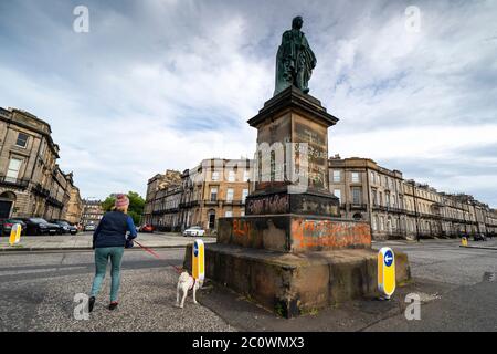 Edinburgh, Schottland, Großbritannien. 12. Juni 2020. Schwarze Leben Materie Demonstranten haben Graffiti auf die Statue von Robert Viscount Melville, Sohn des Sklavenbesitzers Henry Dundas, in Edinburgh gesprüht. Dies ist eine von vielen Statuen aus der Kolonialzeit ehemaliger Sklavenhändler, die von Protestierenden bedroht sind, die sie absetzen wollen. Iain Masterton/Alamy Live News Stockfoto