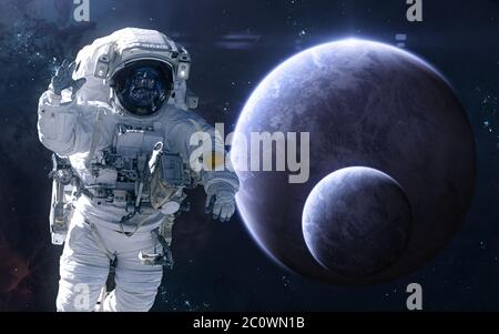 Astronaut auf dem Hintergrund von Exoplaneten im tiefen Raum Stockfoto
