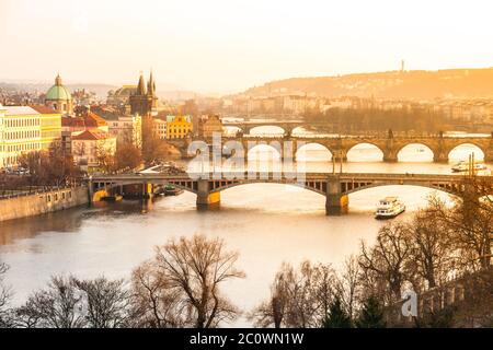 Prager Brücken über Moldau bei Sonnenuntergang. Blick vom Letna Park, Tschechische Republik Stockfoto