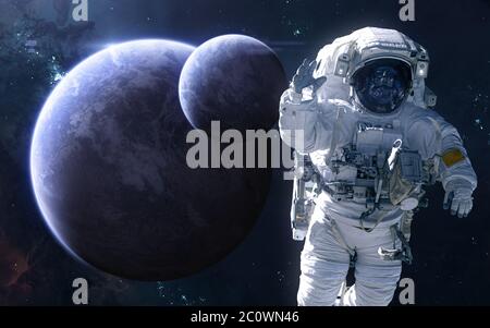 Astronaut auf dem Hintergrund von Exoplaneten im tiefen Raum Stockfoto