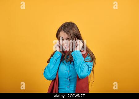 Verstopfte Ohren Finger wollen nicht hören, verdeckte Ohrstöpselhände, unzufrieden Stockfoto