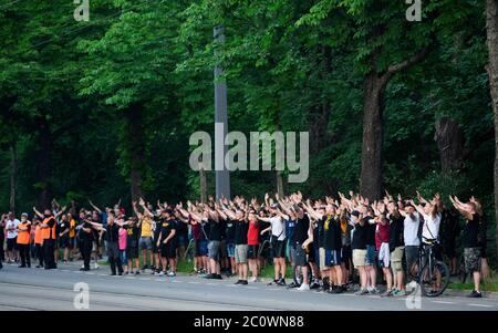 Dresden, Deutschland. Juni 2020. Fußball: 2. Bundesliga, SG Dynamo Dresden - Hamburger SV, 31. Spieltag, im Rudolf-Harbig-Stadion. Dynamo-Fans stehen nach dem Spiel vor dem Stadion. Quelle: Robert Michael/dpa-Zentralbild/dpa/Alamy Live News Stockfoto