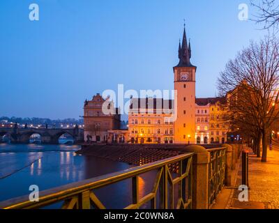 Beleuchteter Old Town Water Tower auf Mlynec Paninsula am frühen Morgen, Prag, Tschechische Republik Stockfoto