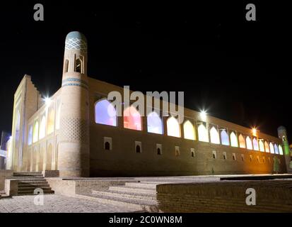 Usbekistan. Chiwa. Straßen der alten Stadt in der Nachtbeleuchtung. Stockfoto