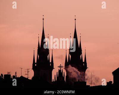 Silhouette von zwei Türmen der Kirche unserer Lieben Frau vor Tyn in der Morgen Prag, Tschechische Republik Stockfoto