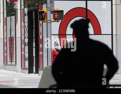 New York, Usa. Juni 2020. Ein NYPD Polizeibeamter steht an einer Barrikade in der Nähe eines Target-Einzelhandelsgeschäften, während er am Freitag, den 12. Juni 2020, die Gegend um den Columbus Circle in New York City sicherstellt. Eine wachsende Zahl von Demonstranten, die die Morde an George Floyd, Breonna Taylor, Tony McDade, David McAtee und vielen anderen Menschen verurteilen, rufen dazu auf, die Polizei zu definanzieren, als Vergeltung gegen Polizeibrutalität und Anti-Black-Rassismus im ganzen Land. Foto von John Angelillo/UPI Kredit: UPI/Alamy Live Nachrichten Stockfoto