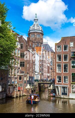 Kanal und St.-Nikolaus-Kirche in Amsterdam Stockfoto