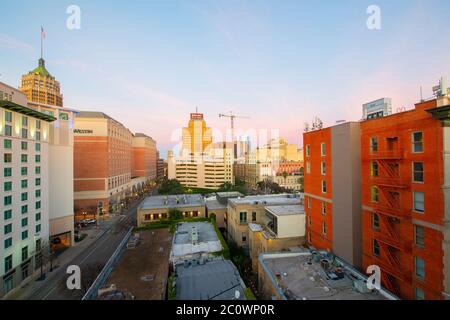 Skyline von San Antonio, einschließlich Hotel Contessa, Westing Riverwalk, Drury Plaza Hotel und Tower Life Building bei Sonnenaufgang in der Innenstadt von San Antonio, Te Stockfoto