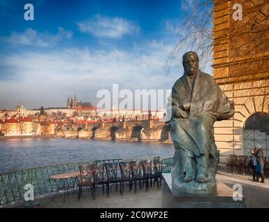 Statue des Komponisten Bedrich Smetana mit Prager Burg und Karlsbrücke im Hintergrund, Prag. HDR-Bild. Stockfoto