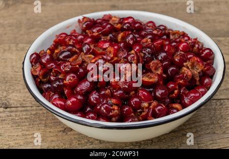 Kirschen mit Samen entfernt, in den Prozess der Zubereitung von Kirschmarmelade Stockfoto