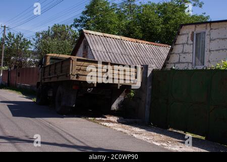 Altes LKW in der Nähe eines alten Hauses im Dorf Stockfoto