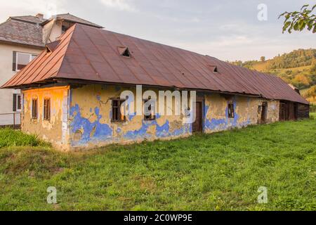 Alte verlassene Wohnhaus aus Lehmziegeln gebaut, Red Metal Dach eine typische slowakische Architektur in der Vergangenheit. Stockfoto