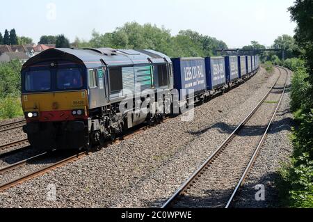 66426 leitet einen Daventry - Wentloog 'Tesco Express' bei Magor. Stockfoto