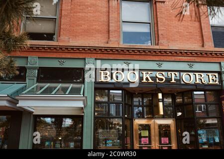 Boulder, Colorado - 27. Mai 2020: Eingang zum Boulder Buchladen in der Pearl Street Mall in Boulder County Stockfoto