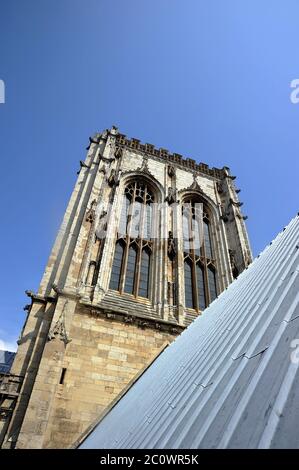 Der Central Tower des York Minster vom Dach des südlichen Querschiffs aus gesehen. Stockfoto